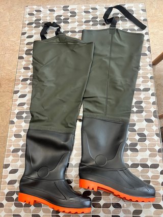 Botas de pesca altas verdes y negras