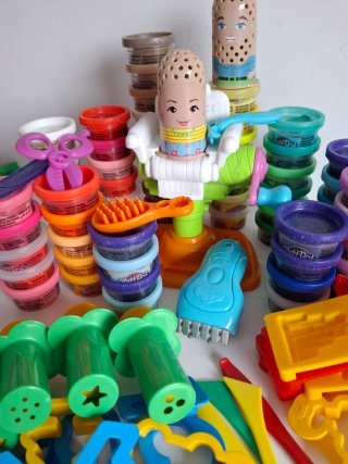 Play-Doh: 60+ plastilinas, peluqueria y accessorio