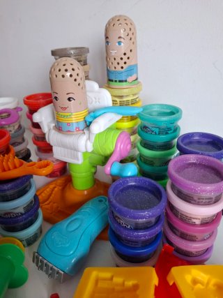 Play-Doh: 60+ plastilinas, peluqueria y accessorio