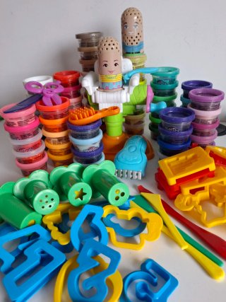 Play-Doh: 60+ plastilinas, peluqueria y accessorio