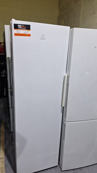 Congelador Vertical Indesit No Frost 190x60