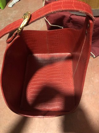 Revistero piel sintética rojo con hebilla
