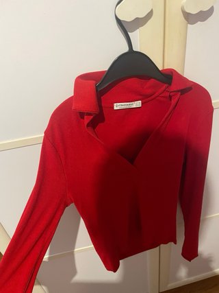 Top rojo Stradivarius cuello polo