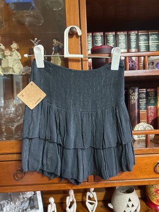 Falda corta gris con brillos dorados