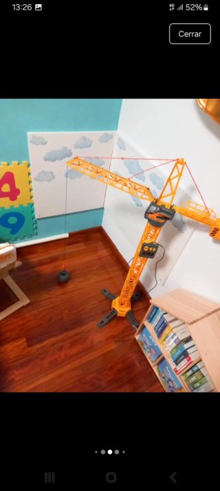 Grúa de construcción de juguete naranja