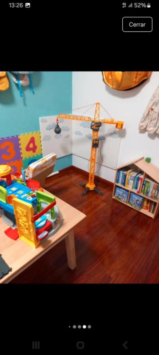 Grúa de construcción de juguete naranja