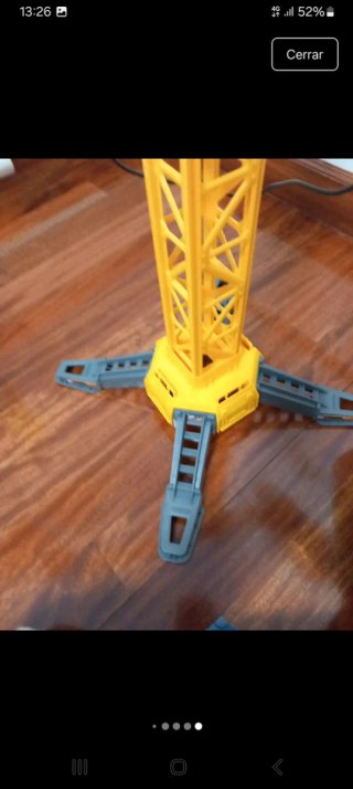 Grúa de construcción de juguete naranja
