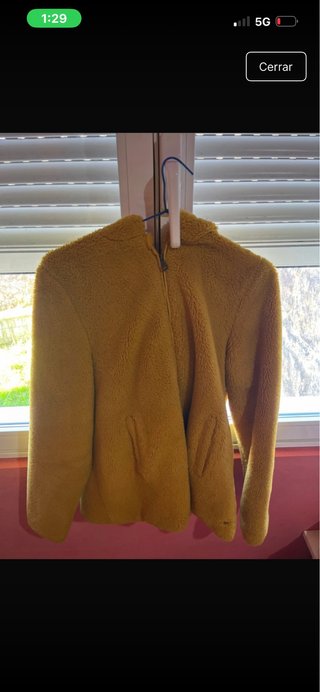 Abrigo amarillo de borreguito con capucha
