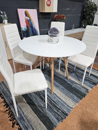 Mesa redonda de madera con 4 sillas