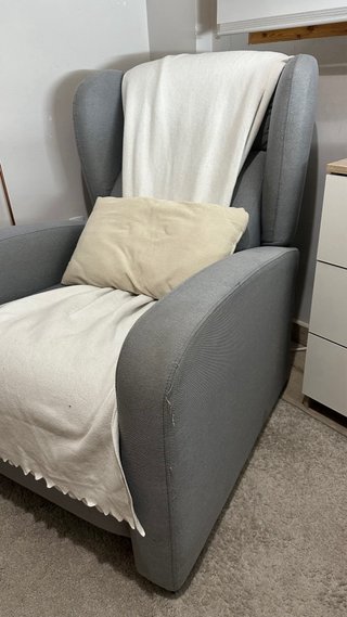 Sillón reclinable gris tela