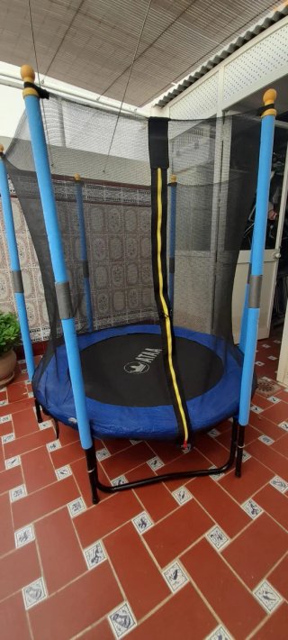 Cama elástica infantil con red de seguridad.