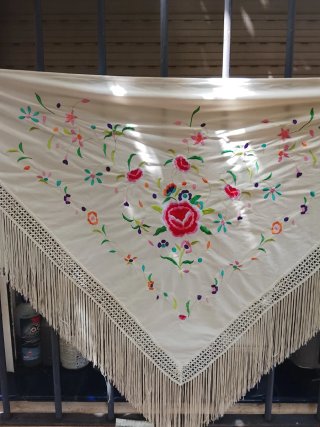Mantón blanco bordado flores flecos