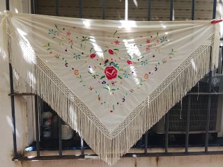 Mantón blanco bordado flores flecos