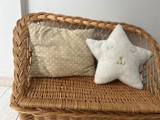 Baúl de mimbre y regalo cojin de estrellitas recta