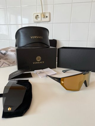 Gafas de sol Versace doradas y negras