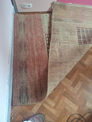 Alfombra de tela beige y roja