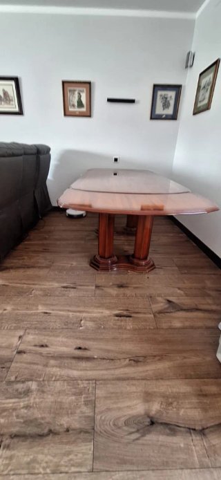 Mesa de comedor extensible de madera.