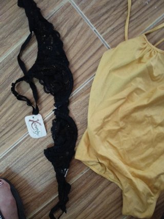 Bañador amarillo y sujetador negro