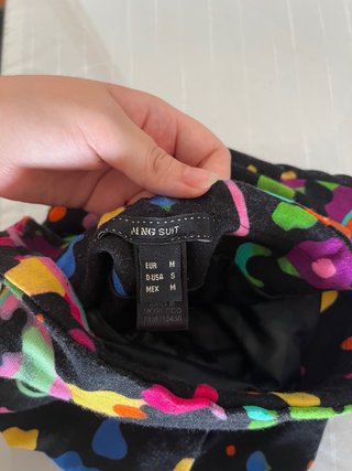 Vestido negro con estampado multicolor