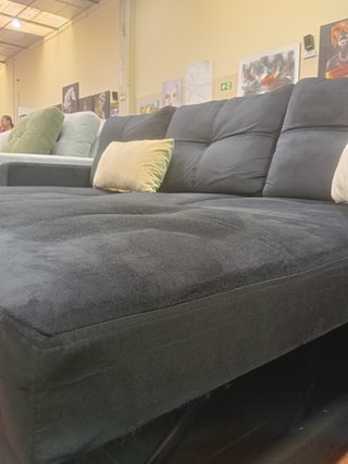 Sofá Cama Negro con Cojines Amarillos