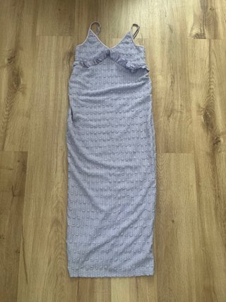 Vestido premamá lila con volantes