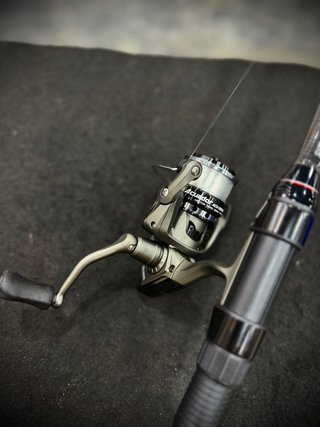 Caña de pescar Kali Bassis 300 carrete Okuma
