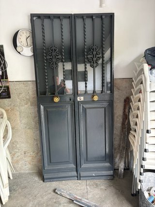 Puerta de entrada de hierro forrada