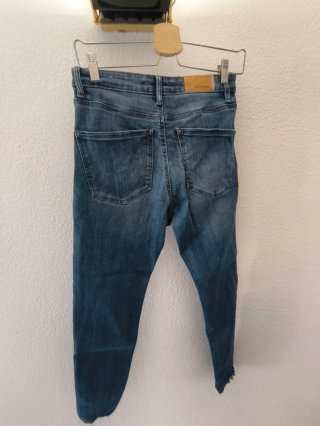 Pantalón pitillo Stradivarius azul talla 40