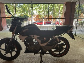 Moto Naked Negra