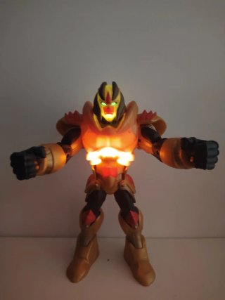 Muñeco Gormiti Ultra Lord Dorado con Luz y sonido