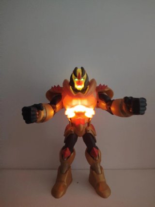 Muñeco Gormiti Ultra Lord Dorado con Luz y sonido
