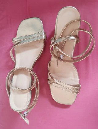Sandalias doradas de tiras
