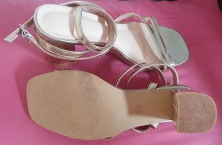 Sandalias doradas de tiras