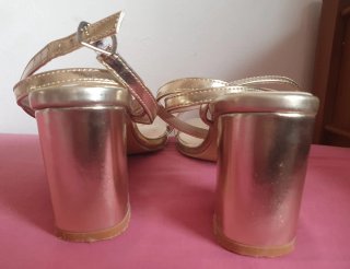 Sandalias doradas de tiras