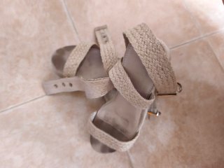 Sandalias beige con tiras trenzadas