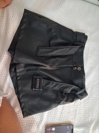 Pantalón corto efecto piel negro