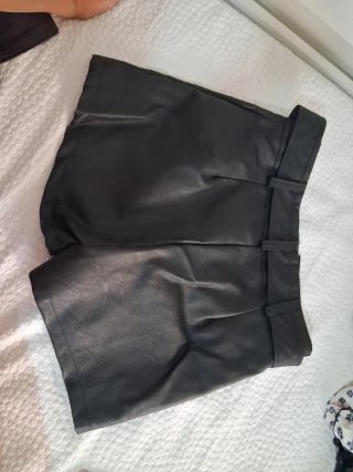 Pantalón corto efecto piel negro