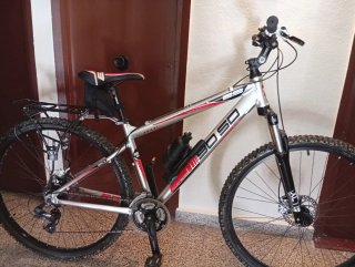 Bicicleta de montaña en buen estado