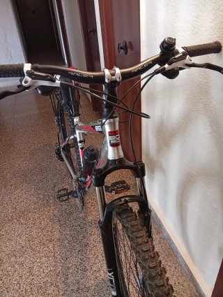 Bicicleta de montaña en buen estado