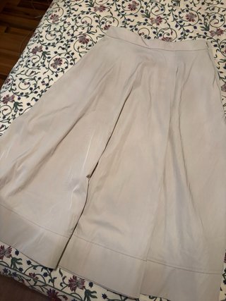 Falda midi capa bolsillos beige