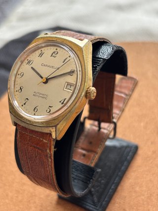 Reloj Caravelle Set-O-Matic Automático Dorado