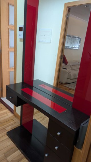 Recibidor moderno rojo y wengué