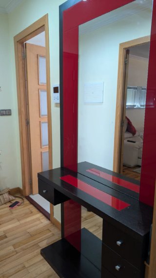 Recibidor moderno rojo y wengué