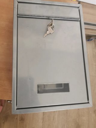 Buzón metálico gris con llave