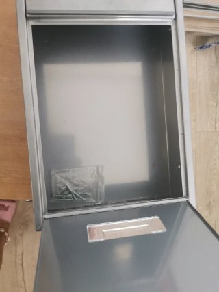 Buzón metálico gris con llave