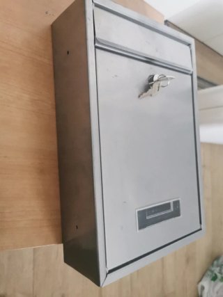 Buzón metálico gris con llave