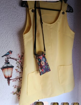 Vestido amarillo con funda móvil. De silicona.
