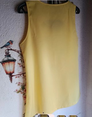Vestido amarillo con funda móvil. De silicona.