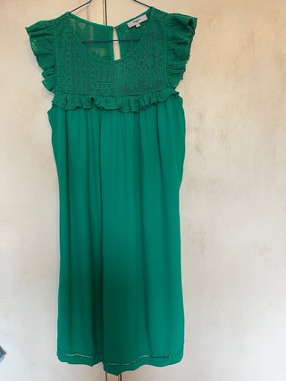 Vestido verde con bordado y cinturón