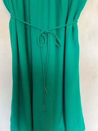 Vestido verde con bordado y cinturón